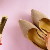 Pulizia delle scarpe di camoscio