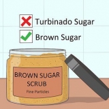 Usando lo scrub allo zucchero