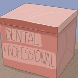 Applicare gioielli dentali