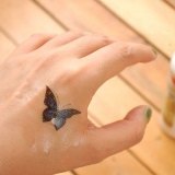Rimuovere i tatuaggi temporanei