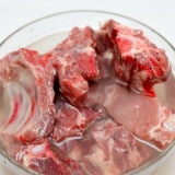 Preparare il collo di maiale
