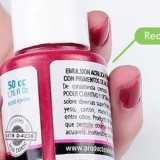 Mescolare la vernice per ottenere il colore rosa
