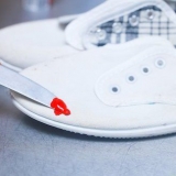 Rimuovere la vernice dalle scarpe di tela