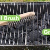 Arrostire il pesce su un barbecue