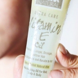Usando l'olio di vitamina e per i tuoi capelli