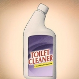 Pulizia delle fughe con detergente per wc
