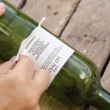 Realizzazione di bottiglie di vino con illuminazione d'accento