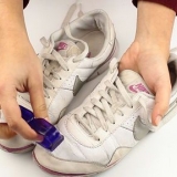 Pulizia delle scarpe di pelle bianca