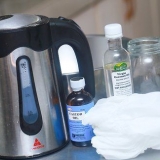 Lubrificare l'olio di ricino tra i capelli