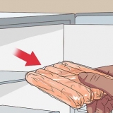 Preparazione delle salsicce al forno
