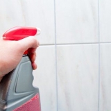 Rimuovere i residui di sapone dalle piastrelle