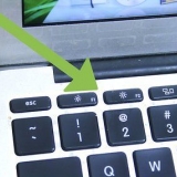 Garantire che lo schermo di un laptop sia chiaramente leggibile all'esterno