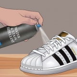 Mantenere pulite le adidas superstar bianche