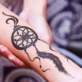 Prendersi cura di un tatuaggio all'henné