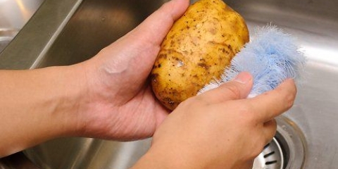 Cuocere le patate in una pentola a pressione
