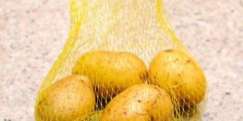 Preparare gli spicchi di patate