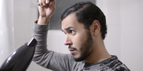 Come un uomo raddrizza i capelli