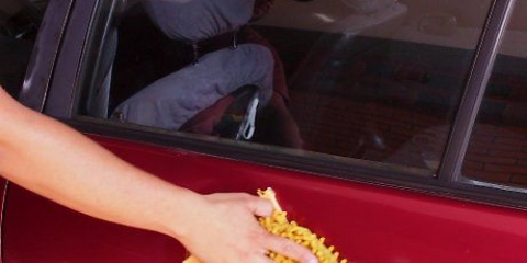 Pulizia dei finestrini dell'auto