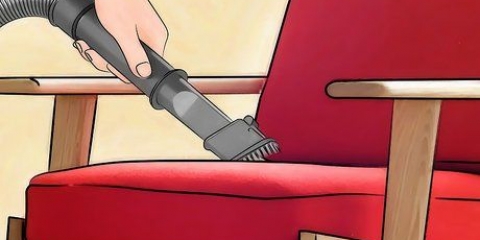Pulire la tappezzeria con un pulitore a vapore