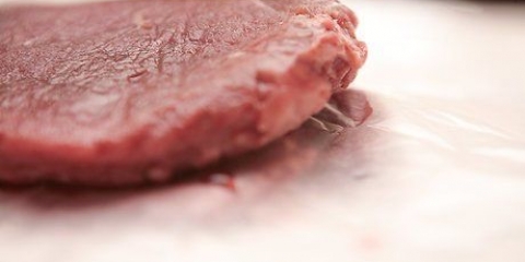 Cuocere la bistecca in una casseruola