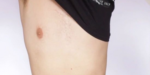 Mettere lo spray per il corpo