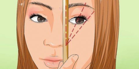 Ritocca le sopracciglia folte