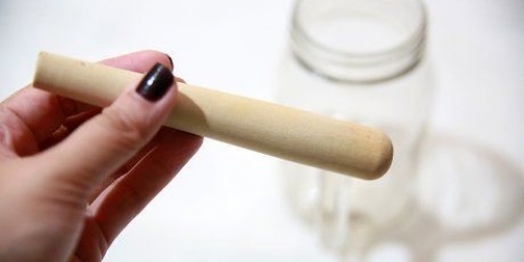 Schiaccia gli ingredienti del cocktail