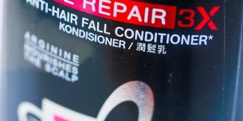 Metti il ​​balsamo tra i capelli