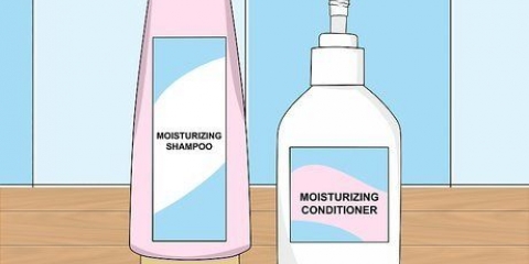 Metti il ​​balsamo sui capelli ricci