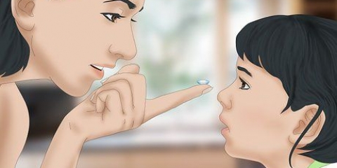 Mettere le lenti a contatto negli occhi del bambino
