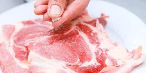 Controllare se una bistecca è cotta con il finger test