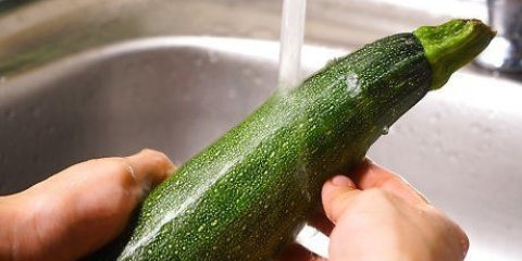 Grattugiare le zucchine