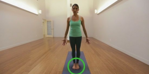 Fare il cane verso il basso nello yoga