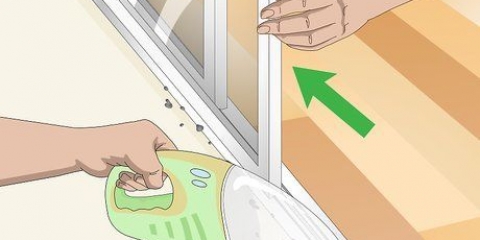 Pulizia delle guide di una porta scorrevole in vetro