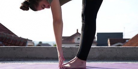 Allungando i muscoli all'interno delle cosce