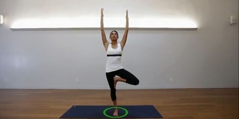 Fare la posa dell'albero di yoga