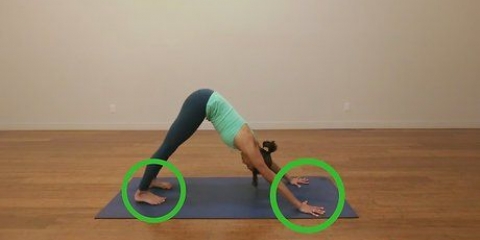 Facendo la posa del piccione yoga