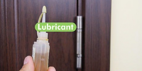 Lubrificare i cardini della porta