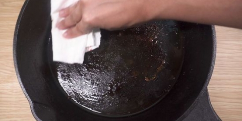 Pulizia di una padella di ghisa bruciata