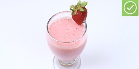 Preparare un frullato alla fragola