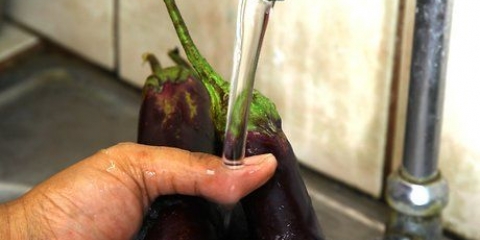 Sbucciare una melanzana