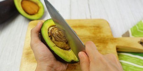 Prepara una maschera all'avocado per i tuoi capelli