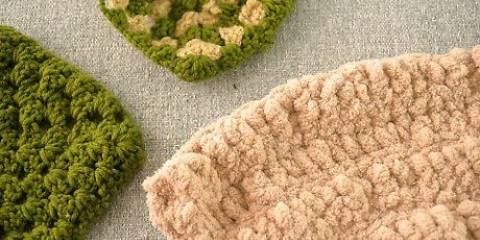 Lavora una coperta per bambini all'uncinetto