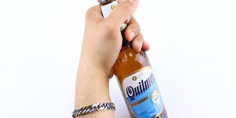 Aprire una bottiglia di birra con una chiave