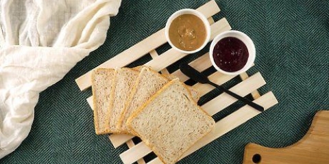Preparare un panino con burro di arachidi e gelatina