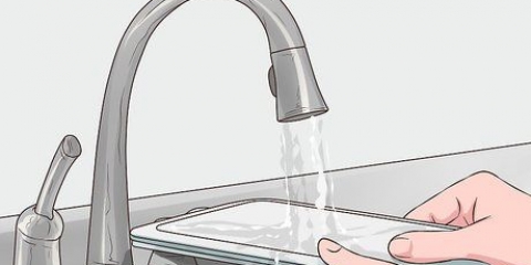 Pulizia di una brocca con filtro dell'acqua brita