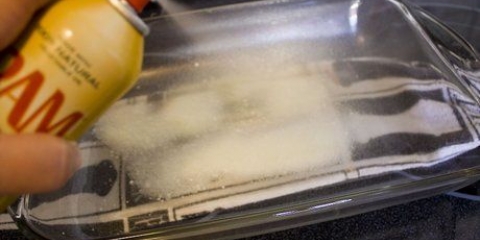Fare una torta con il composto per dolci senza uova e olio