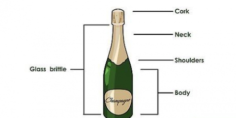 Aprire una bottiglia di champagne con una spada