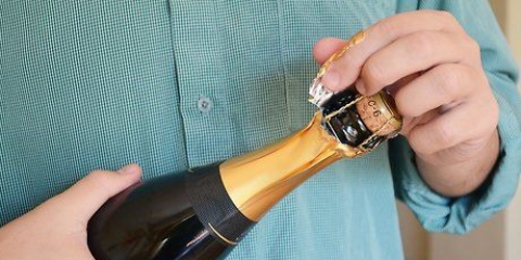 Apertura di una bottiglia di champagne