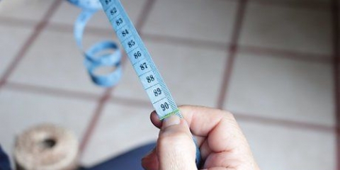 Lavora una coperta all'uncinetto
